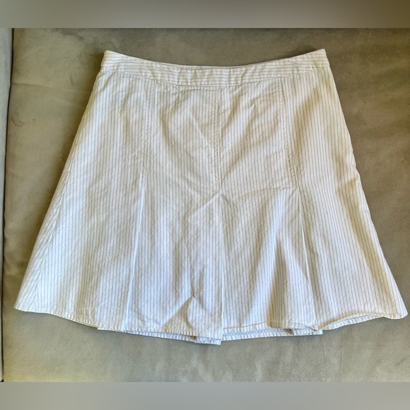 White pleated skirt with black pin stripes, Size 8 from GAP. - Picture 2 of 10